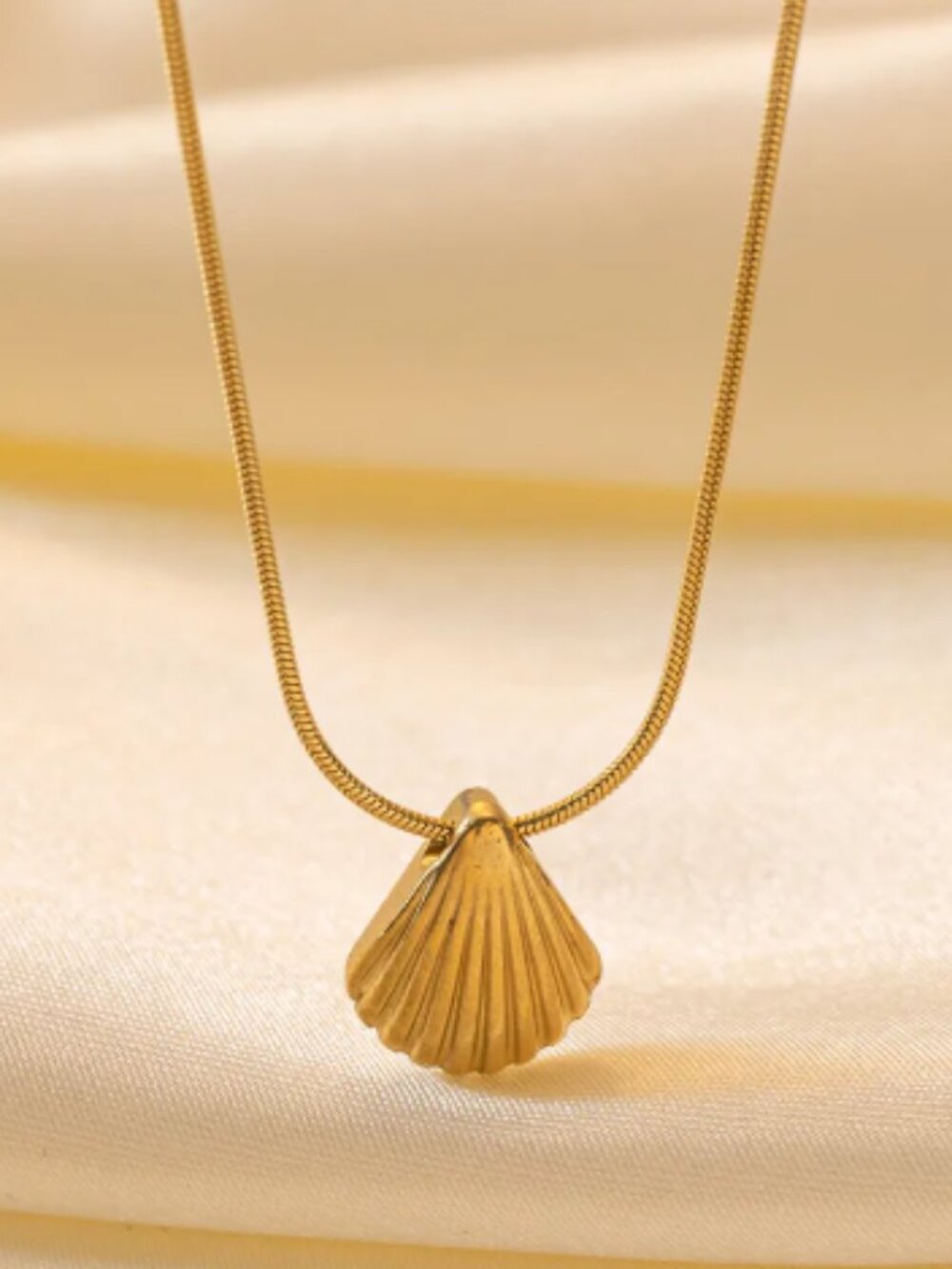 🐚 Seashell Necklace – Gold Stainless Steel